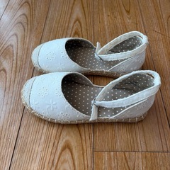 一度のみ使用　サイズ18.0 白刺繍サンダルの画像