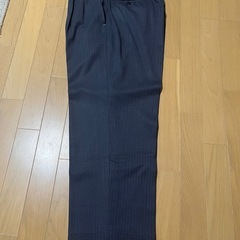 チャコールグレーのスラックスの画像