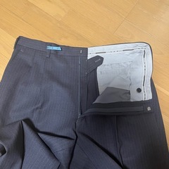 チャコールグレーのスラックスの画像
