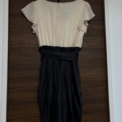 ベージュと黒の半袖ひざ丈ワンピース　size３８の画像