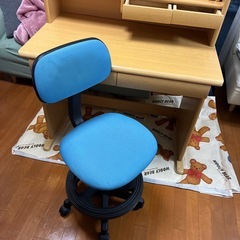 子供用学習机と椅子の画像