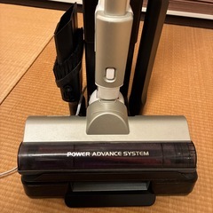 アイリスオーヤマ 充電式サイクロンスティッククリーナー SCD-120P-W（ホワイト）／布団用ヘッド付き の画像