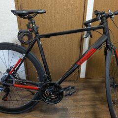 ロードバイクと空気入れのセットの画像