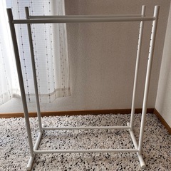 【ニトリ】高さ調整できるハンガーラック｜シンプル白の画像