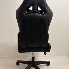 リクライニング付きゲーミングチェアの画像