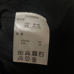 黒Vネックニットの画像