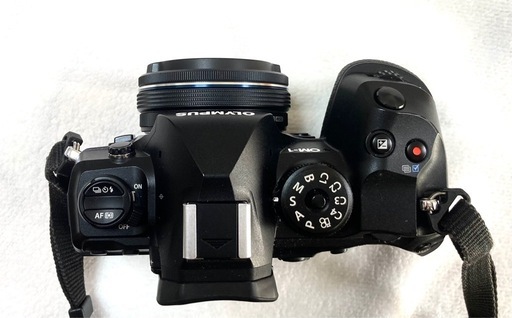値下げ・［美品]M.ZUIKO 14-42mm 電動ズーム+自動開閉シャッター式キャップ