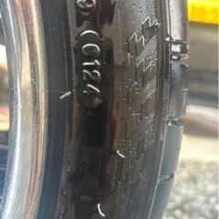 車のタイヤの画像