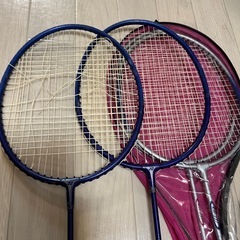 バット2本、バドミントンラケット4本の画像