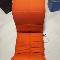 マッサージベッド。座ったり横になったりできるように曲げることができます。の画像