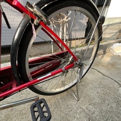 【すぐ乗れる】赤い26インチ自転車（カゴ・鍵・ライト付き）の画像