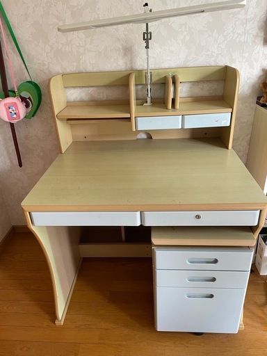 学習机 (アキ太) 三門のテーブル《学習机》の中古あげます・譲ります