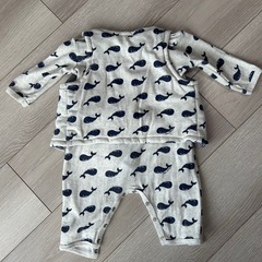①プチバトー くじら柄ロンパース ＆ あったかベスト セットの画像