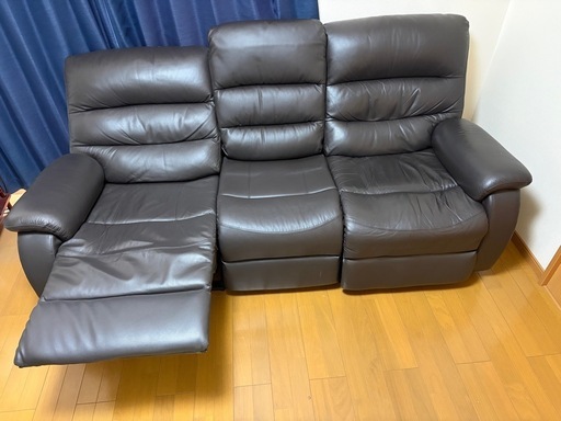 ニトリの3人掛け電動リクライニングソファ　テーブル付き