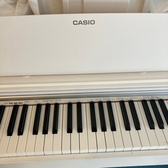 CASIO　電子ピアノ　ホワイト　ヘッドホンの画像