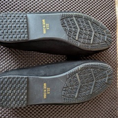 一回のみ使用美品フェイクファービット付きフラットパンプスの画像