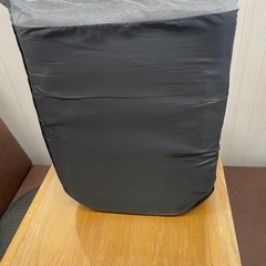 NITORI製、リクライニング機能付きのグレー座椅子。の画像