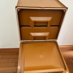 タッパーウェアの衣類収納の画像