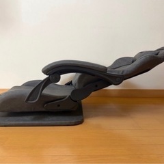 座面の大きなゲーミングチェア(回転座椅子)の画像