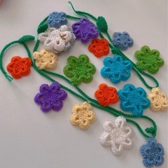 ほぼ新品【ハンドメイド店にて購入】毛糸のお花　ガーランド　カラフル　かぎ針編み モチーフ　イベントやインテリア　飾り付けにの画像