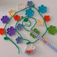 ほぼ新品【ハンドメイド店にて購入】毛糸のお花　ガーランド　カラフル　かぎ針編み モチーフ　イベントやインテリア　飾り付けにの画像
