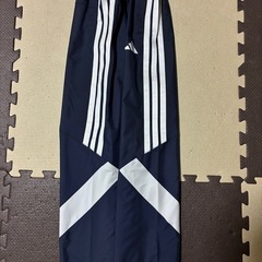 新品タグ付✨adidas✨定価6,930円✨キッズ140✨ウーブンパンツ✨長ズボン✨男女兼用✨子供服の画像