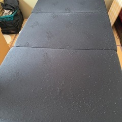 【お譲り決まりました】折りたたみベッド＋マットレスの画像