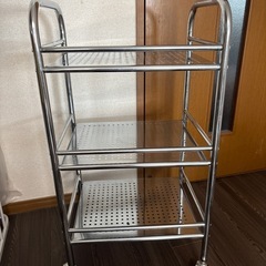 銀のワゴンの画像