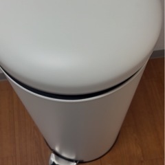 ほぼ未使用 アイリス ペダル式ゴミ箱 30L ピュアホワイト の画像