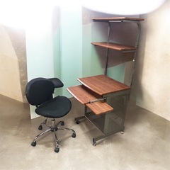 机&椅子&照明セット　スライド式キーボードテーブル&スライド式マウステーブル、ワンタッチ照明付 17インチCRTモニター&ミニタワー対応　椅子コンセント付きの画像