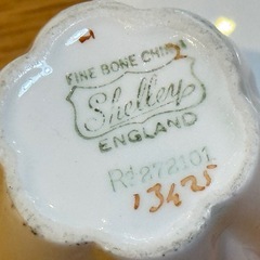 A8090【シェリー】ディンティーシェイプ ローズ＆レッドデイジー デミタスカップ＆ソーサー 花柄 アンティークの画像