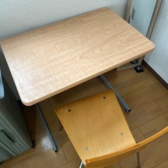 机と椅子のセットの画像