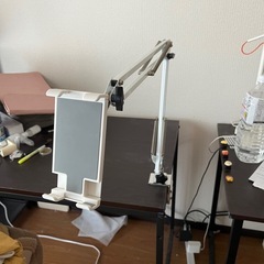 【美品・頑丈】スマホ・タブレット用アームスタンド（クランプ式・ホワイト）の画像