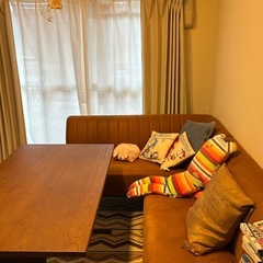 ダイニングテーブルとチェアのセットの画像