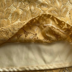 イエロー レース タイトスカートの画像