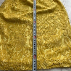 イエロー レース タイトスカートの画像