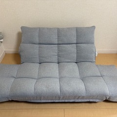 グレーソファー2人掛けの画像