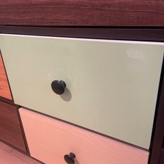 配色がかわいいタンスの画像