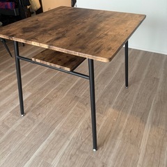 木目調ダイニングテーブル の画像