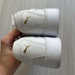 PUMA ホワイトスニーカー ゴールドロゴの画像