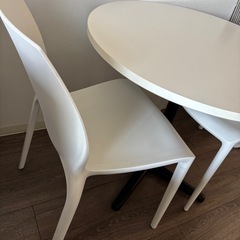 【受取決定】美品！　白色　テーブル+椅子二脚　　【交渉中】の画像