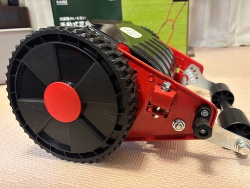 カインズの「刃調整のいらない手動式芝刈機　20cm」