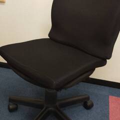 黒のキャスターチェアの画像