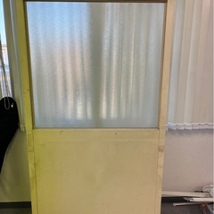 ガラス入りパーテーションの画像