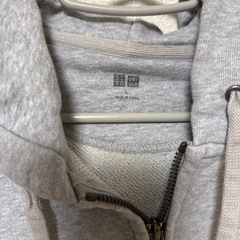 UNIQLOメンズパーカーの画像