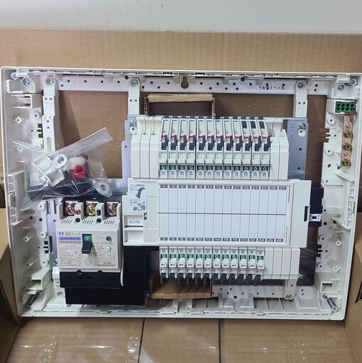 未使用　河村　　メイン75A+子ブレーカー（24個）　欠相保護付　分電盤　　1.7