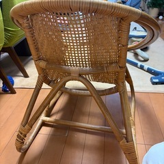 木の椅子の画像