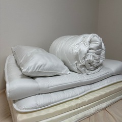 ニトリ布団3点セットと折りたたみマットレスの画像