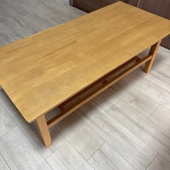 木製テーブルの画像