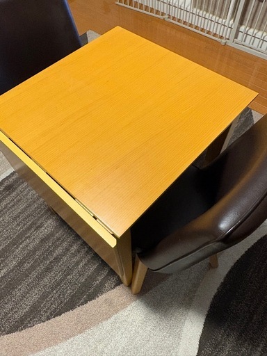 ダイニングセット　伸縮テーブルと回転チェア
